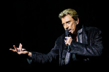 Le chanteur français Johnny Hallyday se produit sur scène lors d'un concert le 27 octobre 2006 à Bruxelles.