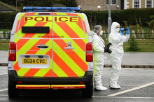 La police scientifique à la gare d'Huntingdon (Royaume-Uni) le 2 novembre 2025, au lendemain d'une attaque au couteau dans un train.
