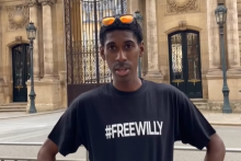 L'influenceur "Willy à la prod" devant le palais de l'Élysée