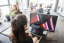 Une salariée travaillant dans un open space à Cologne, en Allemagne (image d'illustration)