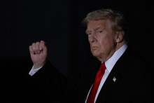 Donald Trump se dirige vers la Maison-Blanche, à son arrivée de Palm Beach, en Floride, le 2 novembre 2025, à Washington.