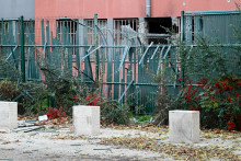 La clôture entourant le bâtiment partiellement détruite par l'explosion suite au braquage des laboratoires Pourquery, spécialisés dans les métaux précieux et l'or, à Lyon, en France, le 30 octobre 2025.