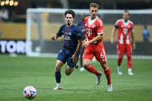 Le Parisien Vitinha au duel avec le Bavorois Joshua Kimmich lors de PSG-Bayern en quarts de finale de la Coupe du monde des clubs, le 5 juillet 2025 à Atlanta.