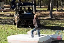 Le "Mattress surfing", un défi consistant à tenir debout sur un matelas alors que celui-ci est tiré par une voiture.
