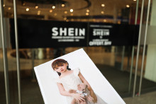 Le visuel d'une poupée à caractère pédopornographique vendue sur le site Shein, photographié devant l'entrée du BHV à Paris, le 3 novembre 2025.