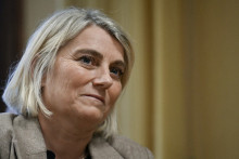 La ministre française de la Santé, Stéphanie Rist, participe à une réunion avec des responsables locaux et du personnel médical lors d'une visite à l'hôpital de Carentan, dans le nord-ouest de la France, le 30 octobre 2025.