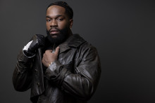 Le chanteur Tayc, lors d'une séance photo, à Paris, le 2 novembre 2023.