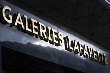 La devanture des Galeries Lafayette (Illustration).