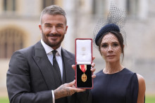 Sir David et Lady Victoria Beckham après la cérémonie où l'ex-footballeur a été fait chevalier par le roi Charles III, le 4 novembre 2025 à Windsor.