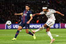 Serge Gnabry au duel avec Marquinhos lors de PSG-Bayern Munich en Ligue des champions au Parc des Princes, le 4 novembre 2025.