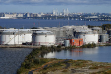 Une vue du terminal pétrolier du port de Saint-Pétersbourg, avec le pont de Saint-Pétersbourg, le 26 septembre 2025.