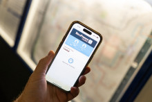 Un ticket de transport sur un smartphone, à Paris (illustration)