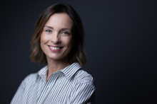 Isabelle Ithurburu, animatrice de l'émission "Stars à domicile", lors d'une séance photo, à Paris, le 9 juillet 2025.