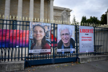 Des affiches de Cécile Kohler et Jacques Paris, à l'Assemblée nationale, le 15 septembre 2025