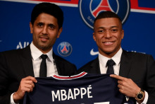Le président du PSG Nasser Al-Khelaifi et l'ex-attaquant parisien Kylian Mbappé lors d'une conférence de presse pour annoncer sa prolongation au club, le 23 mai 2022.