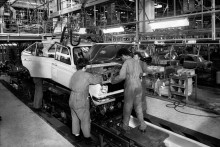 Des salariés de l'usine Peugeot Citroën de Sochaux (Doubs) dans les années 1970.