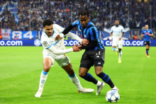 Le Marseillais CJ Egan Riley au duel avec Ademola Lookman lors de la rencontre de Ligue des champions contre l'Atalanta au Vélodrome, le 5 novembre 2025.