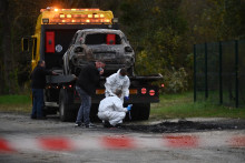 La police scientifique inspecte le lieu où une voiture incendiée a été retrouvée à Saint-Pierre-d'Oléron, après que son conducteur a percuté cinq personnes, le 5 novembre 2025.