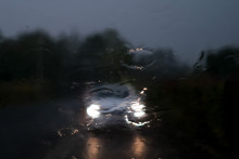 Un véhicule dans une tempête (image d'illustration)