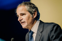 Rafael Mariano Grossi, directeur général de l'Agence internationale de l'énergie atomique (AIEA), prononce un discours lors de la cérémonie d'ouverture du Salon mondial du nucléaire, le 4 novembre 2025 à Villepinte.