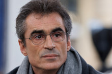 Le philosophe français Raphaël Enthoven assiste à une cérémonie nationale en hommage à Robert Badinter, devant le ministère de la Justice à Paris, le 14 février 2024.