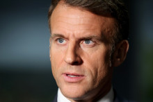 Le président français Emmanuel Macron s'adresse à la presse dans le cadre de la conférence COP30 des Nations unies sur le climat à Belém, dans l'État du Pará, au Brésil, le 6 novembre 2025.
