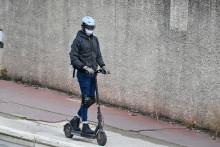 Un homme sur une trottinette électrique à Montpellier (image d'illustration)