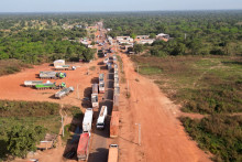 Les djihadistes du Groupe de soutien à l’islam et aux musulmans (JNIM), affilié à Al-Qaïda, imposent jusqu’à Bamako un blocus sur les importations de carburant provoquant des bouchons à la frontière avec la Côte d'Ivoire