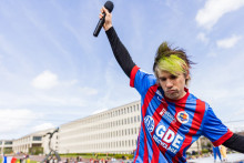 Le chanteur Aurélien Cotentin, alias Orelsan, avec un maillot du SM Caen lors d'un carnaval local, le 7 avril 2022.