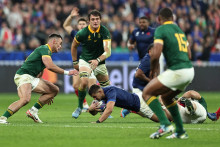 Le rugbyman français Thomas Ramos au milieu de joueurs de l'Afrique du Sud lors du quart de finale de la Coupe du monde à Saint-Denis, le 15 octobre 2023.