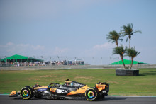 La McLaren de Lando Norris lors des qualifications de la course sprint du Grand Prix du Brésil, à Interlagos, le 7 novembre 2025