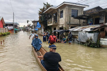 Une rue inondée à l'approche du super-typhon Fung-wong aux Philippines dimanche 9 novembre 2025