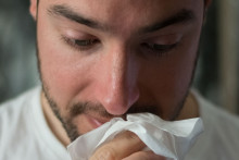 Une personne souffrant d'un gros rhume (image d'illustration)