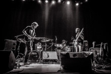 David Konopnicki sur scène avec son groupe de musique klezmer, AutorYno.