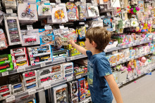 Un enfant dans le rayon des jouets, d'un supermarché français, photographié le 13 juin 2023.