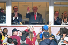 Le président américain Donald Trump au Northwest Stadium de Landover lors d'une rencontre de football américain des Washington Commanders, le 9 novembre 2025.