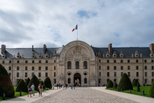 Vue générale de la façade nord de l'Hôtel des Invalides dans le 7e arrondissement de Paris, France, le 4 août 2025.
