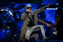 Le chanteur d'Iron Maiden Bruce Dickinson lors d'un concert à Buenos Aires (Argentine), le 1er décembre 2024.