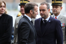 Emmanuel Macron avec le Premier ministre Sébastien Lecornu sous les yeux de la présidente de l'Assemblée nationale Yaël Braun-Pivet lors des commémorations du 11 novembre.