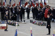 Emmanuel Macron devant la tombe du Soldat inconnu à l'Arc de Triomphe de Paris lors des commémorations du 11 novembre.