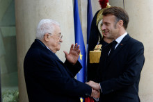 Le président palestinien Mahmoud Abbas et Emmanuel Macron au Palais de l'Elysée, le 11 novembre 2025