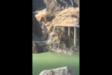 Un pont s'est partiellement effondré en Chine, le 11 novembre 2025