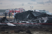 Des débris sont visibles sur le site du crash de l'avion cargo militaire turc C-130 dans la région de Sighnaghi, à la frontière entre la Géorgie et l'Azerbaïdjan.