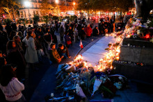 Des personnes se recueillent sur la place de la République après les attentat, le 11 novembre 2025