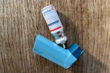 Le traitement de l'asthme avec un bronchodilatateur de la marque Ventoline