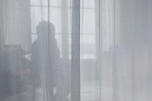 Sonia, dont la voix et le visage ont été camouflés, échange avec l'actrice Carima Amarouche qui interprète son rôle dans "13 Novembre : le choix de Sonia"