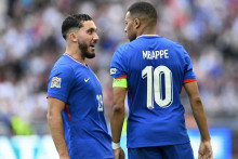 Rayan Cherki avec Kylian Mbappé lors de la rencontre de l'équipe de France contre l'Allemagne en petite finale de Ligue des nations, le 8 juin 2025 à Stuttgart.