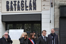Une cérémonie devant le Bataclan, le 13 novembre 2025