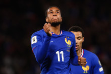 L'attaquant français Michael Olise célèbre après avoir marqué le deuxième but de son équipe lors du match de football de qualification pour la Coupe du monde 2026, face à l'Ukraine