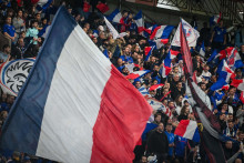 Les supporters de l'équipe de France au Parc des Princes en marge du match contre l'Ukraine lors des éliminatoires de la Coupe du monde, le 13 novembre 2025.